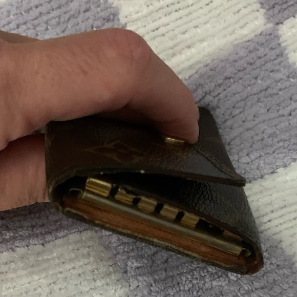 LOUIS VUITTON Monogram Multiple Key Holder - Picture 9 of 13